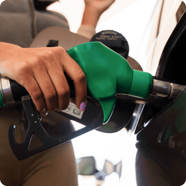 Homem na bomba de combustível